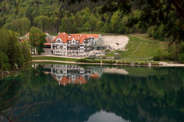Engebeli arazi ile çevrili olan Almanya, Alpsee Gölü