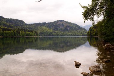Engebeli arazi ile çevrili olan Almanya, Alpsee Gölü