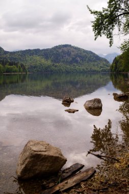 Engebeli arazi ile çevrili olan Almanya, Alpsee Gölü
