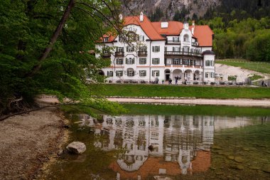 Engebeli arazi ile çevrili olan Almanya, Alpsee Gölü