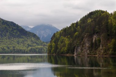 Engebeli arazi ile çevrili olan Almanya, Alpsee Gölü