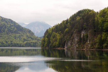 Engebeli arazi ile çevrili olan Almanya, Alpsee Gölü