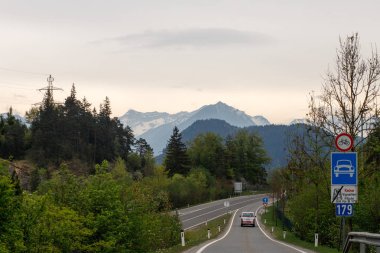 Alpler'de karla kaplı dağ zirveleri arka plan, Bavyera, Almanya ile manzara