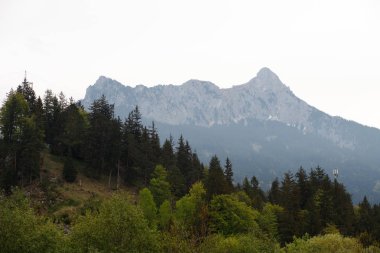 Alpler'de karla kaplı dağ zirveleri arka plan, Bavyera, Almanya ile manzara