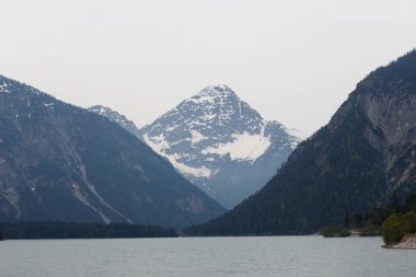 Arka planda Alps İsviçre görkemli zümrüt dağ Gölü