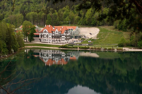 Engebeli Arazi Ile Çevrili Olan Almanya Alpsee Gölü — Stok fotoğraf