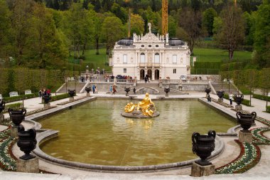 Görünüm Linderhof Palace'nin baharında, Ettal, Bavyera, Almanya
