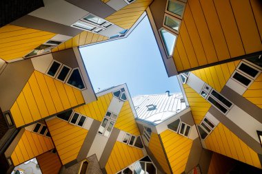 küp evler veya Felemenkçe Kubuswoningen kümesidir yenilikçi ev Pete Blom mimar tarafından tasarlanmış ve inşa Rotterdam, Hollanda.