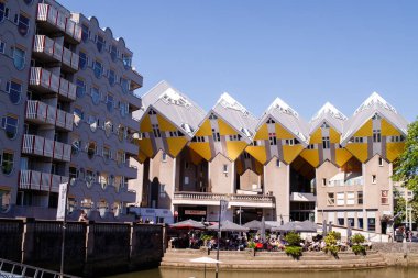 küp evler veya Felemenkçe Kubuswoningen kümesidir yenilikçi ev Pete Blom mimar tarafından tasarlanmış ve inşa Rotterdam, Hollanda.