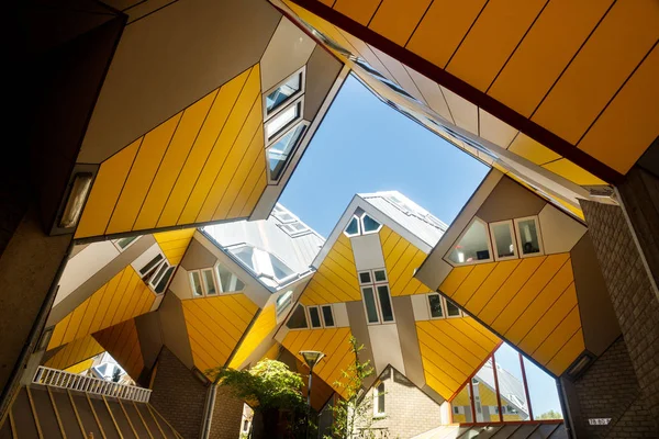 Cube houses oder kubuswoningen in holländisch sind eine Reihe innovativer Häuser, die vom Architekten pete blom entworfen und in Rotterdam, Niederlande, gebaut wurden. — Stockfoto