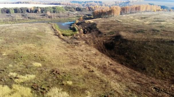 Flygande Över Sjön Hösten Landscap Ryssland — Stockvideo