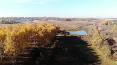 göl üzerinde uçan. Sonbahar landscap. Rusya