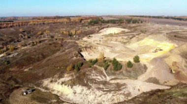 İleri ile Ekskavatör kum ocağı üzerinde uçan. Hava view.autumn