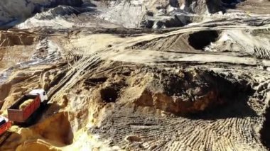 İleri ile Ekskavatör kum ocağı üzerinde uçan. Hava view.autumn