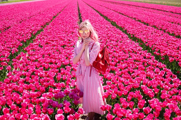 Lachende tienermeisje doorloopt tulp veld — Stockfoto