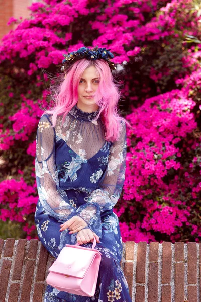 ピンク髪立っている花 ピンクの花 優しさと木の近くで美しい少女 — ストック写真