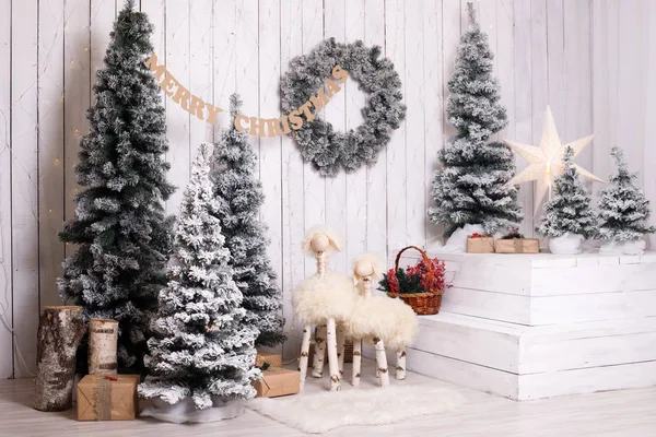 Albero di Natale con regali rossi nella stanza bianca Natale — Foto Stock