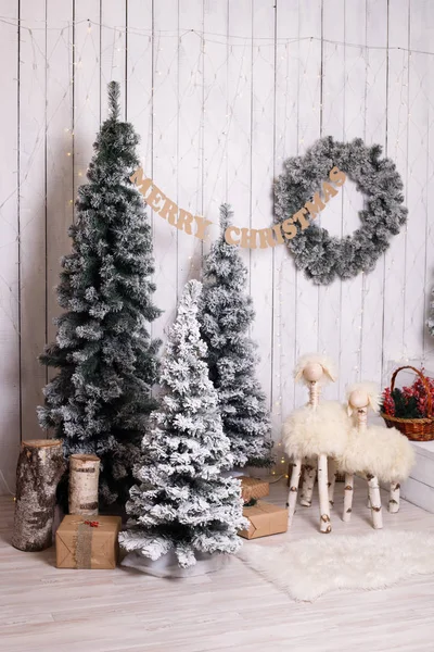 Albero di Natale con regali rossi nella stanza bianca Natale — Foto Stock