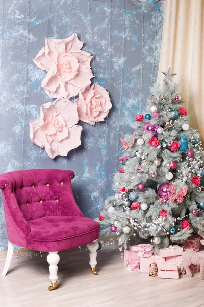 Classic white Christmas interior with Christmas tree. Burgundy chair, and gifts under the tree — Stock Photo, Image