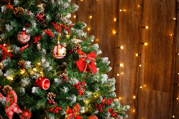 Χριστούγεννα, Πρωτοχρονιά εσωτερικό με φόντο κεραμιδί τοίχο, στολισμένο χριστουγεννιάτικο δέντρο με στεφάνια και μπάλες, σκοτεινό κουτί και φιγούρα άλογο — Φωτογραφία Αρχείου
