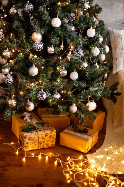 Χριστούγεννα σοφίτα δωμάτιο εσωτερικό με αριθμητικά στοιχεία, το νέο έτος 2019 διακοσμημένα με φως δώρα παιχνίδια, κεριά, έννοια Ενοικιαζόμενα — Φωτογραφία Αρχείου