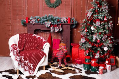 Noel, yeni yıl iç kırmızı tuğla duvar arka plan, çelenk ve topları ile dekore edilmiş Noel ağacı ile