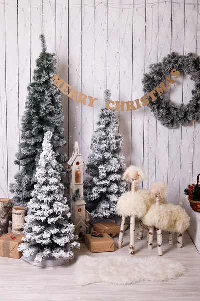 Árbol Navidad Con Regalos Rojos Habitación Blanca —  Fotos de Stock