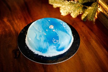 mavi berry mousse kek, bir ayna sır ile kaplı.