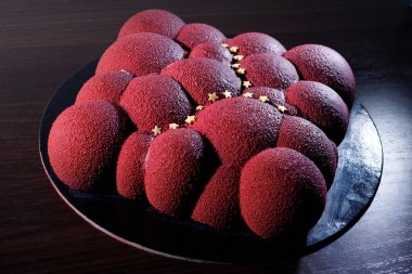 ahududu ile bir bulut şeklinde bir pasta