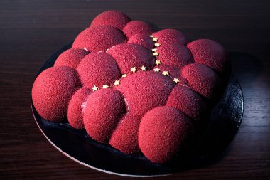 ahududu ile bir bulut şeklinde bir pasta