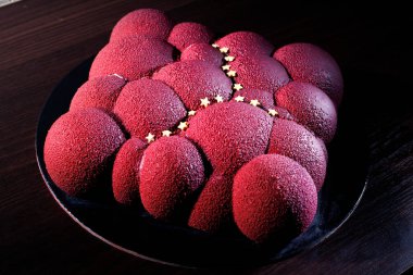 ahududu ile bir bulut şeklinde bir pasta