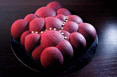 ahududu ile bir bulut şeklinde bir pasta