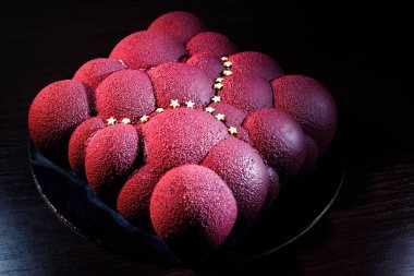 ahududu ile bir bulut şeklinde bir pasta