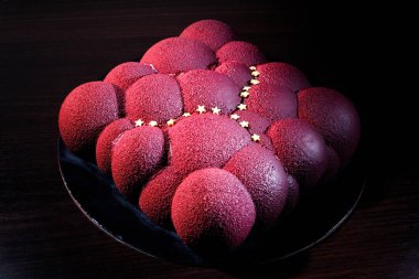 ahududu ile bir bulut şeklinde bir pasta