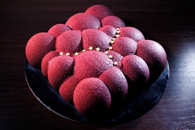 ahududu ile bir bulut şeklinde bir pasta