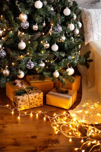 Χριστουγεννιάτικο Δέντρο Δώρα Στο Δωμάτιο — Φωτογραφία Αρχείου