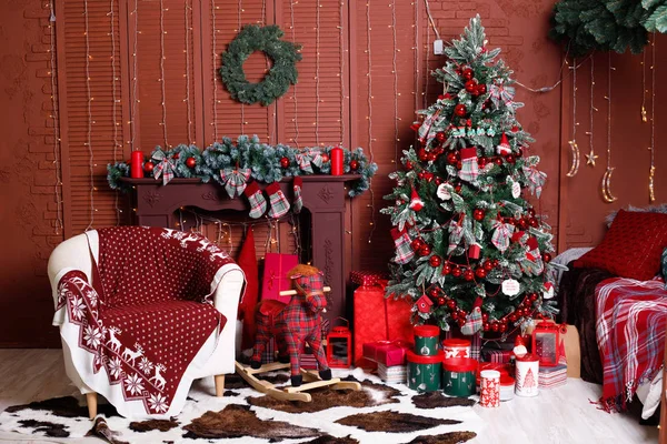 Noel, yeni yıl iç kırmızı tuğla duvar arka plan, çelenk ve topları ile dekore edilmiş Noel ağacı ile