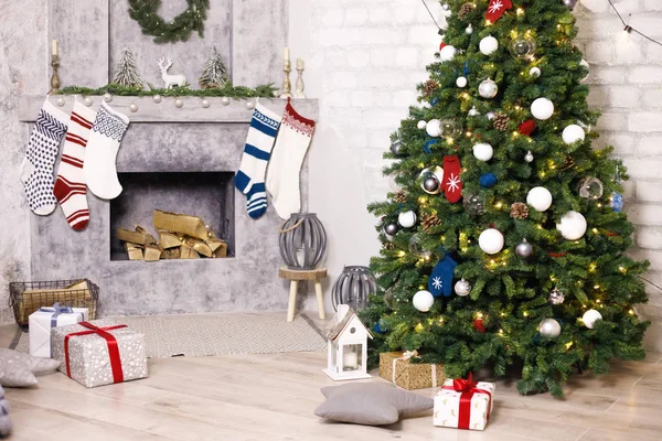 Όμορφες Διακοπές Διακοσμημένο Δωμάτιο Τζάκι Χριστουγεννιάτικο Δέντρο Και Πολυθρόνα Κουβέρτα — Φωτογραφία Αρχείου