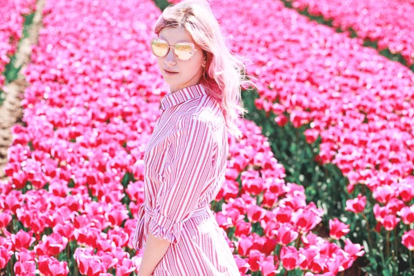 Sorrindo Adolescente Menina Caminha Através Tulipa Field Holland — Fotografia de Stock