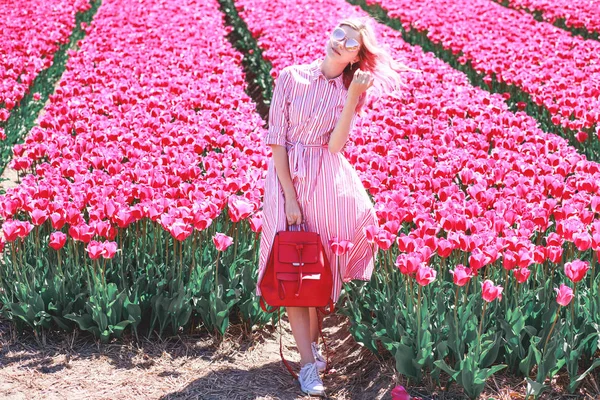 Sorrindo Adolescente Menina Caminha Através Tulipa Field Holland — Fotografia de Stock