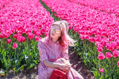 Gülümseyen genç kız lale alan yürür. Hollanda