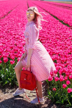 Gülümseyen genç kız lale alan yürür. Hollanda