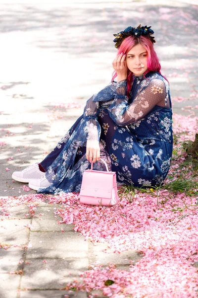 꽃, 핑크 꽃, 봄, 태양, 행복 나무 근처 핑크 머리 서 젊은 아름 다운 소녀 — 스톡 사진