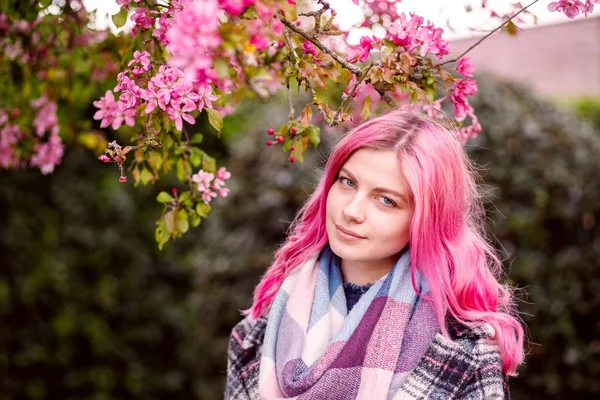 Όμορφη Κοπέλα Ροζ Μαλλιά Μόνιμη Κοντά Ένα Δέντρο Λουλούδια Ροζ — Φωτογραφία Αρχείου