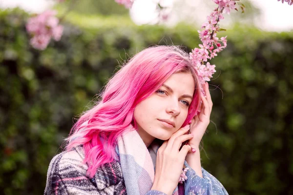 Jovem Menina Bonita Com Cabelo Rosa Perto Uma Árvore Com — Fotografia de Stock