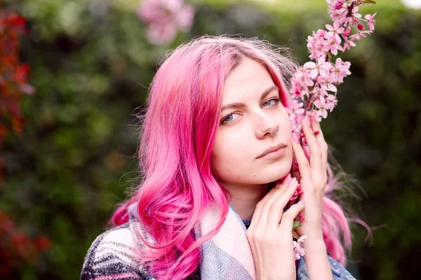 Jovem Menina Bonita Com Cabelo Rosa Perto Uma Árvore Com — Fotografia de Stock