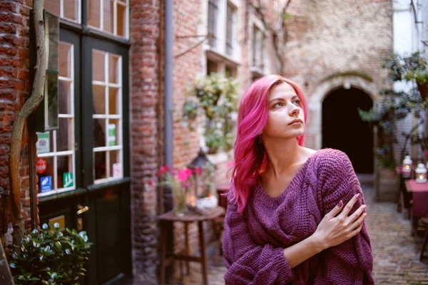 Uma Jovem Linda Menina Com Cabelo Rosa Caminha Pelo Antigo — Fotografia de Stock