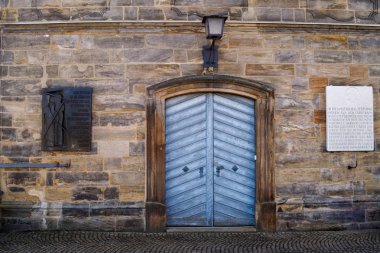 Eski Alman Cephesi mavi kapı ile