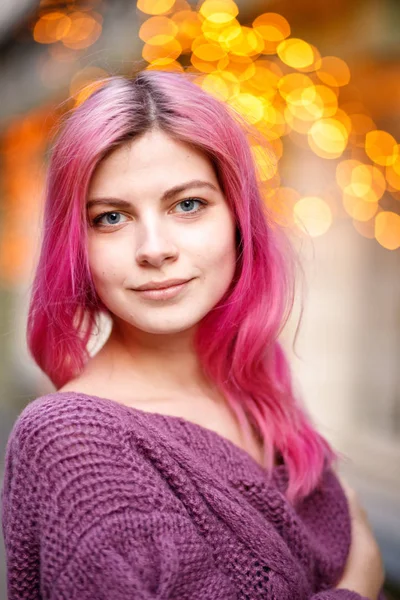 Retrato Menina Bonita Com Cabelo Rosa Suéter Roxo Fundo Luzes — Fotografia de Stock