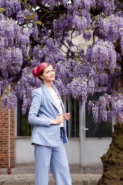 Gentle Refined Woman Garden Beautiful Wisteria Trees — Stock Photo, Image